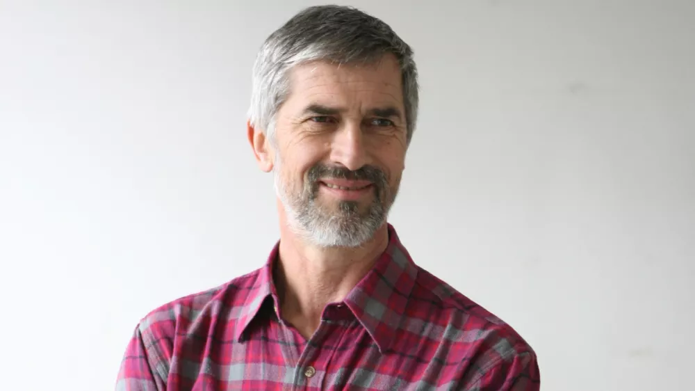 Andrej Velkavrh, meteorolog - vremenoslovec in dolgoletni televizijski napovedovalec vremena, prognostik v Uradu za meteorologijo pri ARSO - Agencija RS za okolje, kolumnist- Dnevnik 2016 - portreti za komentarje in kolumne - kolumnisti - novinarji//FOTO: Toma? Skale