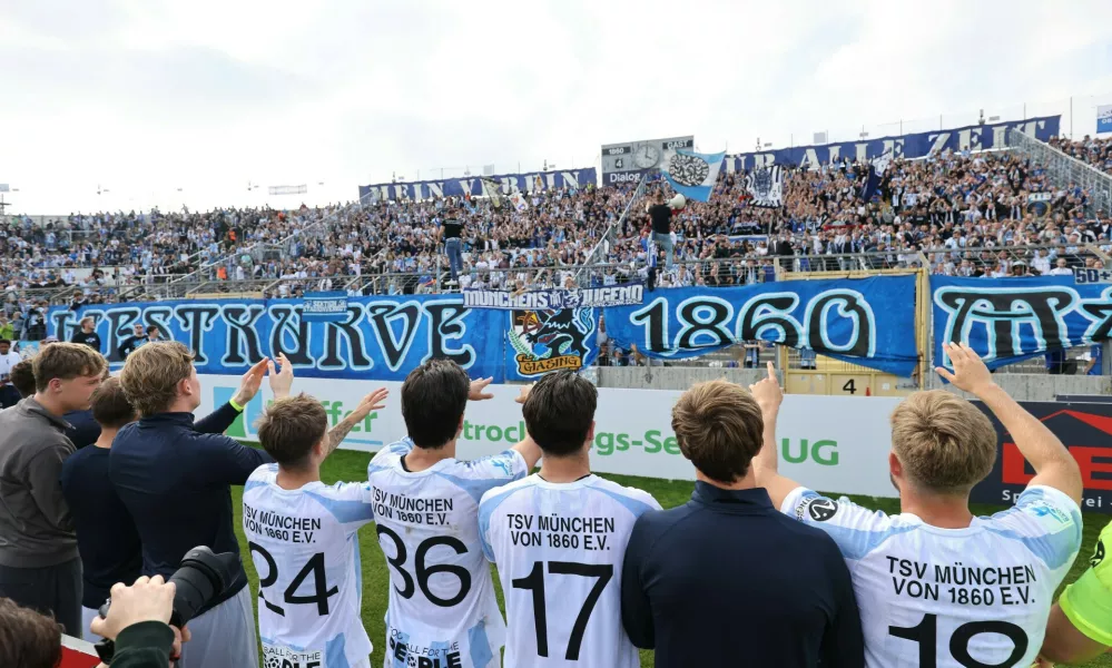 Fussball, Herren, Regionalliga Bayern, Saison 2026/2027, TSV 1860 M&uuml;nchen - SpVgg Ansbach, Gr&uuml;nwalder Stadion Die gesamte Mannschaft des TSV 1860 M&uuml;nchen nach dem Spiel bei den Fans vor der Westkurve stehend, feiernd *** Soccer, Men s, Bavarian Regional League, 20262027 Season, TSV 1860 Munich vs. SpVgg Ansbach, Gr&uuml;nwalder Stadium: The entire TSV 1860 Munich team standing in front of the Westkurve with the fans after the game, celebrating,Image: 1140376266, License: Rights-managed, Restrictions:, Model Release: no 