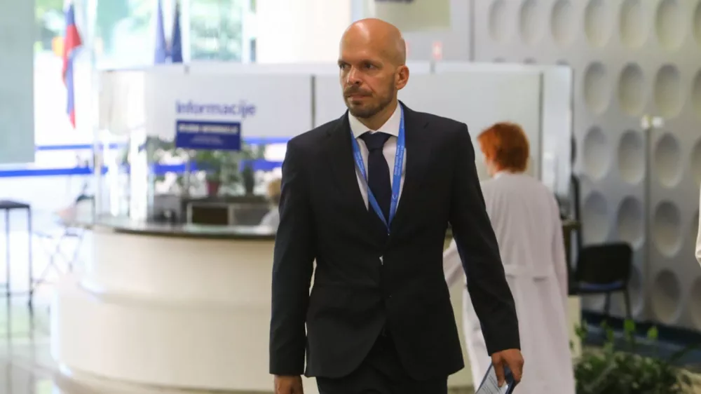 Erjavcu polni mandat v UKC Ljubljana, pri Ostrcu naj bi iskali žvižgače