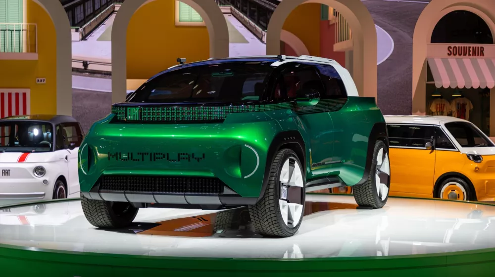 Fiat Multiplay: Morebitni naslednik legendarne multiple je kombinacija več vozil, &scaron;portnega terenca, enoprostorca, pick-upa...V dolžino meri 4,45 metra, kar ga uvr&scaron;ča v kompaktni razred, a kljub temu ponuja presenetljivo veliko prostora. Fiat ga opisuje kot laboratorij idej za prihodnost mobilnosti, ne pa kot napoved serijskega modela. / Foto: Fiat