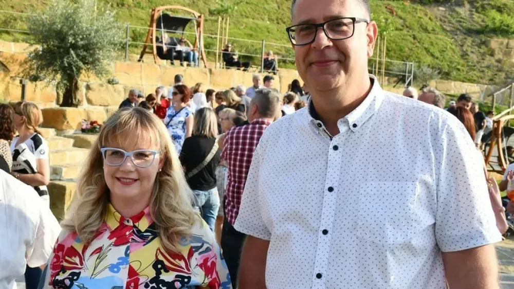 Donedavna Bržanova podžupanja Mateja Hrvatin Kozlovič (levo) nagovarja tudi nezadovoljne nekdanje Bržanove (desno) volilce. F arhiv MOK