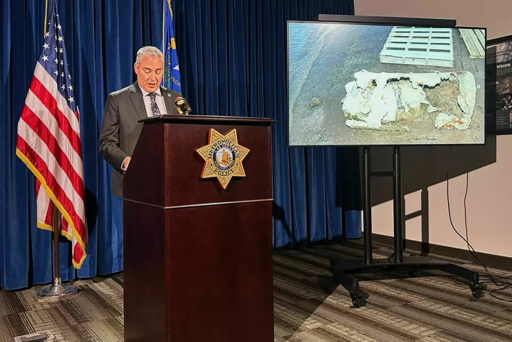 In this photo made with a smartphone, Las Vegas Metropolitan Police Department Homicide Lt. Robert Price talks about of the victim whose remains were found in a barrel at Lake Mead, during a news conference in Las Vegas on Thursday, Oct. 15, 2026. (AP Photo/Jessica Hill) / Foto: Jessica Hill