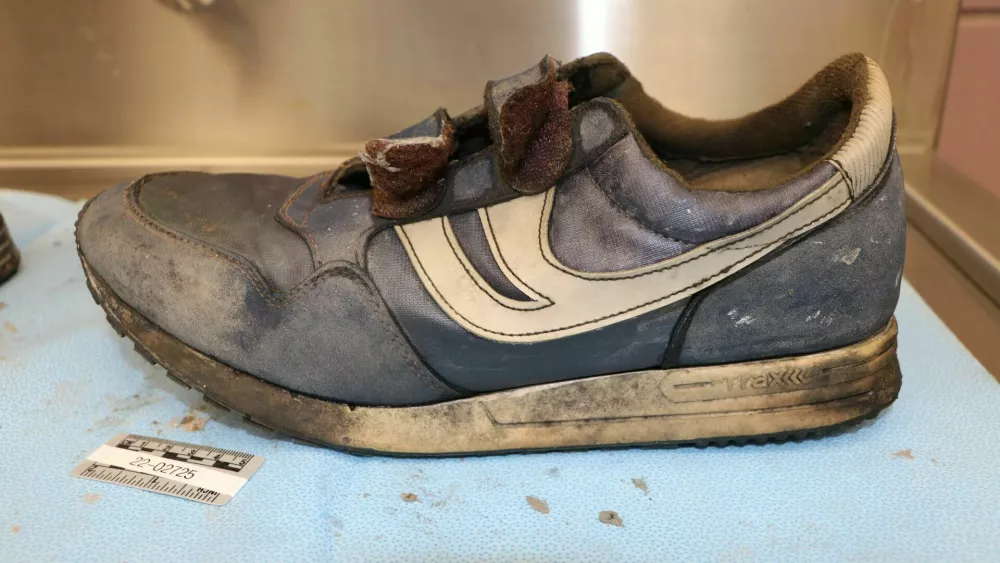 This undated image provided by the Las Vegas Metropolitan Police on Thursday, Oct. 15, 2026, shows a shoe found with Edward Lelburian Jackson's remains inside a barrel recovered from Lake Mead. (Las Vegas Metropolitan Police via AP) / Foto: Ap