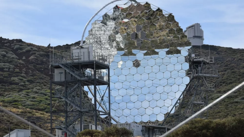 Na observatoriju Roque de los Muchachos na kanarskem otoku La Palma so slovesno predstavili &scaron;tiri velike teleskope LST (Large-Sized Telescopes), namenjene opazovanju nekaterih pojavov z najvi&scaron;jimi energijami v vesolju. Foto: Samo Stanič