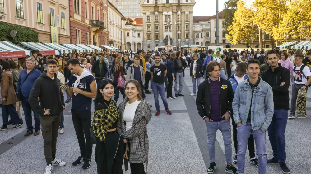 - 03.10.2022 &ndash; Pozdrav brucem 2022 &ndash; novo &scaron;tudijsko leto za približno 65.130 &scaron;tudentk in &scaron;tudentov na visoko&scaron;olskem ter 10.000 na vi&scaron;jem strokovnem izobraževanju - sprejem brucev in bruck Univerze v Ljubljani na Kongresnem trgu -  //FOTO: Luka Cjuha