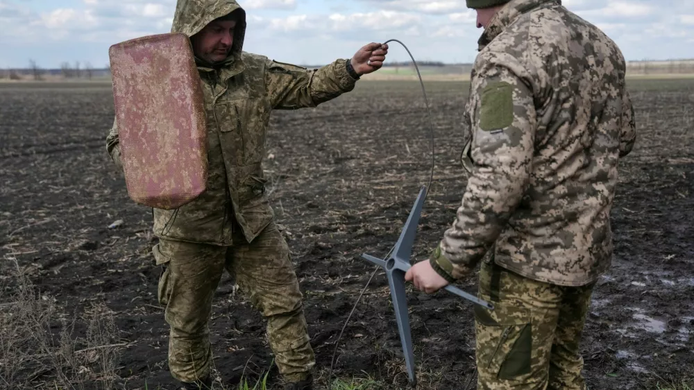 FILE PHOTO: Servicemen of the 68th Oleksa Dovbush Separate Jaeger Brigade of the Armed Forces of Ukraine set up Starlink satellite internet system, amid Russia's attack on Ukraine, near the frontline town of Pokrovsk in Donetsk region, Ukraine April 10, 2025. REUTERS/Inna Varenytsia/File Photo