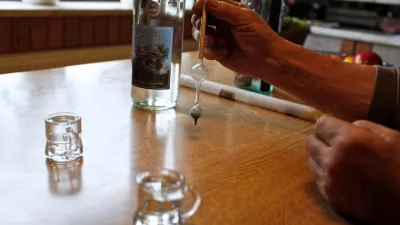 Žganjekuha Bešter, Rovte na Gorenjskem  - žganjekuha - kuhanje žganja - pridobivanje alkoholnih pijač z destilacijo alkoholno prevretih rastlinskih pridelkov, žganje ///FOTO: Luka Cjuha OPOMBA: ZA OBJAVO V PRILOGI – DNEVNIKOV OBJEKTIV - REPORTAŽA 2011