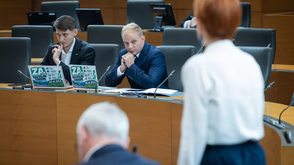 Ljubljana, DZ.Izredna seja DZ z obravnavo zahteve za razpis zakonodajnega referenduma o zakonu o interventnih ukrepih za razvoj Slovenije in seznanitvijo z odstopom Borisa Mijica (Resnica) s funkcije poslanca DZ.