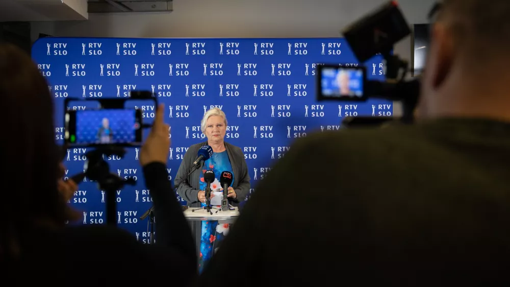 Ljubljana, RTV Slovenija.Izjava za medije predsednice uprave RTV Slovenija Natalije Gorscak po skoraj vseh prestetih glasovnicah volivci na referendumu o noveli zakona o parlamentarni preiskavi ter treh posvetovalnih referendumih.