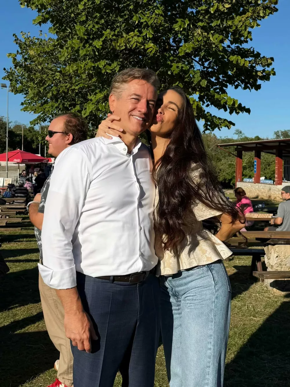 Ljubezenski zgodbi Roberta Goloba in njegove Tine ni videti konca. V minulem tednu ji je med drugim doma pripravil kostanj. 