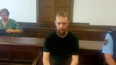 Najprej grozil sodniku, nato zalezoval &scaron;e lastno mamo