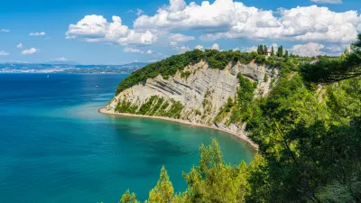 Panoramski pogled na Mesečev zaliv, ki ga priporočamo za današnji izlet.