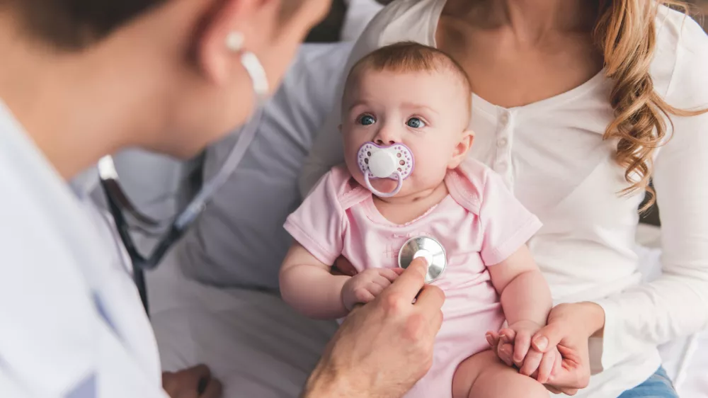 Raziskave kažejo neposredno povezavo med prebolelimi okužbami spodnjih dihal zaradi RSV v zgodnjem otro&scaron;tvu in poznej&scaron;imi zdravstvenimi težavami z dihali. / Foto: iStock