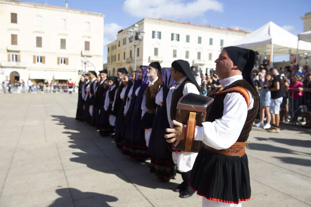 Sardinijci v tradicionalnih oblačilih