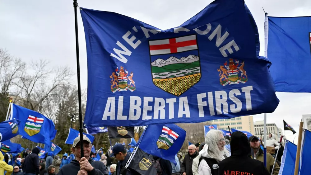 Supporters of a non-binding referendum on Alberta sovereignty gather outside the provincial legislature for an independence rally two days before polls close, in Edmonton, Alberta, Canada October 17, 2026. REUTERS/Jennifer Gauthier