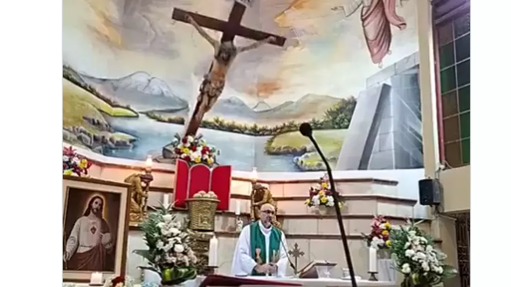 Duhovnik vodi ma&scaron;o