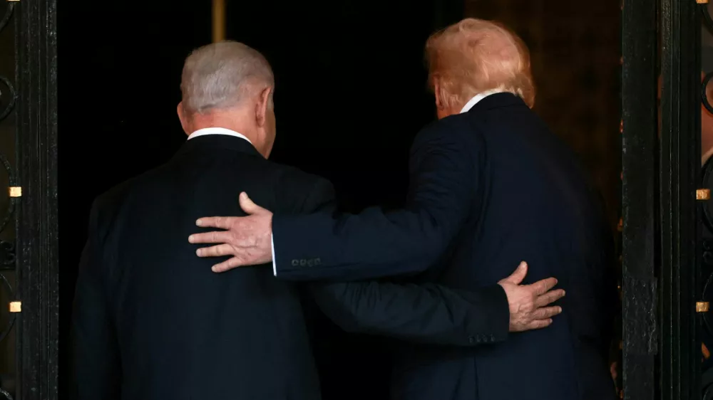 Donald Trump objema Benjamina Netanjahuja