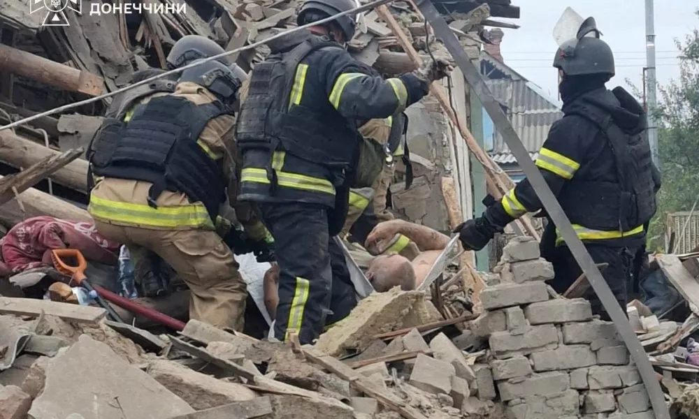 SENSITIVE MATERIAL. THIS IMAGE MAY OFFEND OR DISTURB Rescuers evacuate a resident found under debris of a private house damaged by a Russian air strike, amid Russia's attack on Ukraine, in the frontline city of Sloviansk, Ukraine in this handout picture released October 18, 2026. Press service of the State Emergency Service of Ukraine in Donetsk region/Handout via REUTERS THIS IMAGE HAS BEEN SUPPLIED BY A THIRD PARTY. MANDATORY CREDIT. WATERMARK FROM SOURCE. BEST QUALITY AVAILABLE.