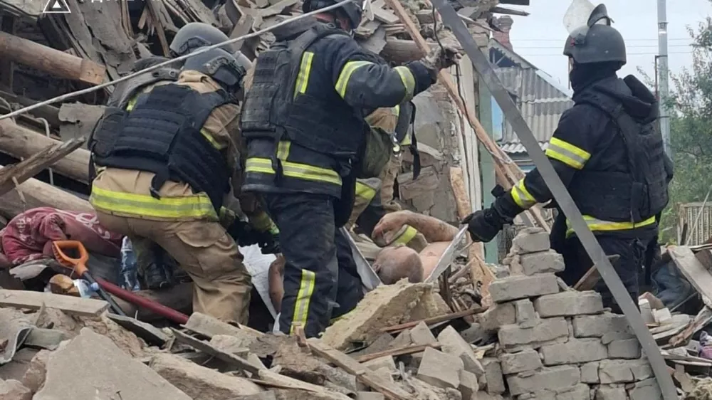 SENSITIVE MATERIAL. THIS IMAGE MAY OFFEND OR DISTURB Rescuers evacuate a resident found under debris of a private house damaged by a Russian air strike, amid Russia's attack on Ukraine, in the frontline city of Sloviansk, Ukraine in this handout picture released October 18, 2026. Press service of the State Emergency Service of Ukraine in Donetsk region/Handout via REUTERS THIS IMAGE HAS BEEN SUPPLIED BY A THIRD PARTY. MANDATORY CREDIT. WATERMARK FROM SOURCE. BEST QUALITY AVAILABLE.