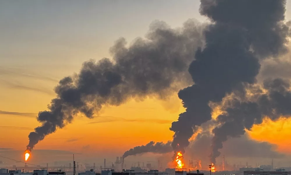 FILE PHOTO: Plumes of smoke rise from fires (right) at an oil refinery following what the authorities say is a Ukrainian drone strike in the course of the Russia-Ukraine conflict, in Moscow, Russia, September, 20, 2026. REUTERS/Stringer/File Photo