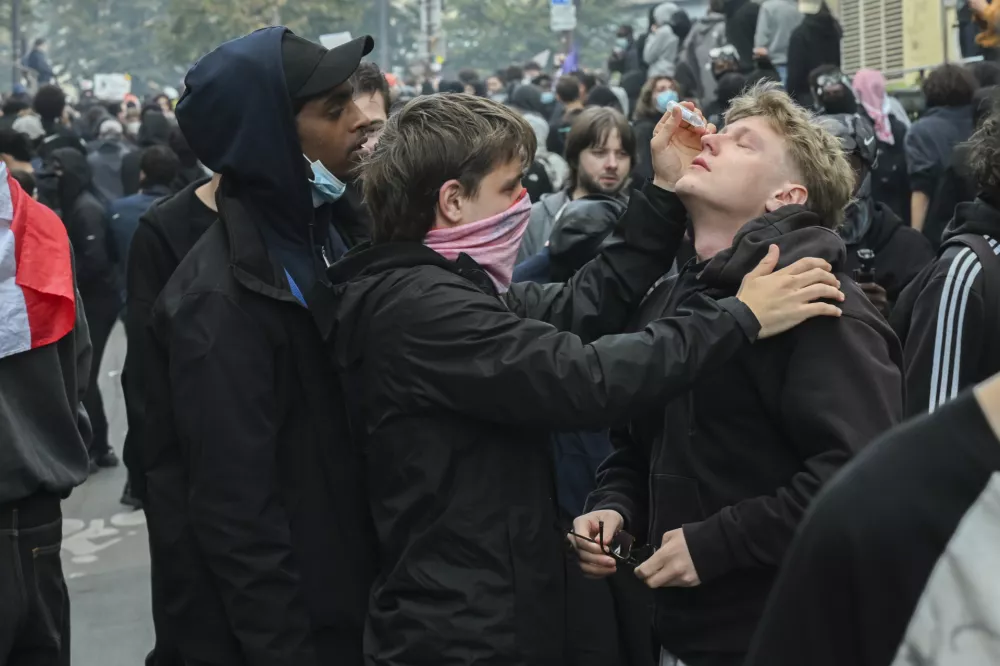 ! REPORTAŽA ZA OBJEKTIV !PROTESTI V PARIZU, SEPTEMBER, OKTOBER 2026Protest, Pariz, 202617.10. 2026 - pomoč po prejetem solzilcu - Place de la Republique - Veliki protest dijakov, &scaron;tudentov in nasprotnikov vlade v ParizuFOTO: Nik Erik Neubauer / Foto: Nik Erik Neubauer