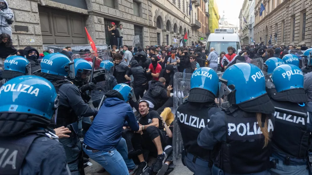 Police confront "Italia in Piazza" protesters in Milan, Italy, on Saturday, Oct. 17, 2026. (Stefano Porta/LaPresse via AP)