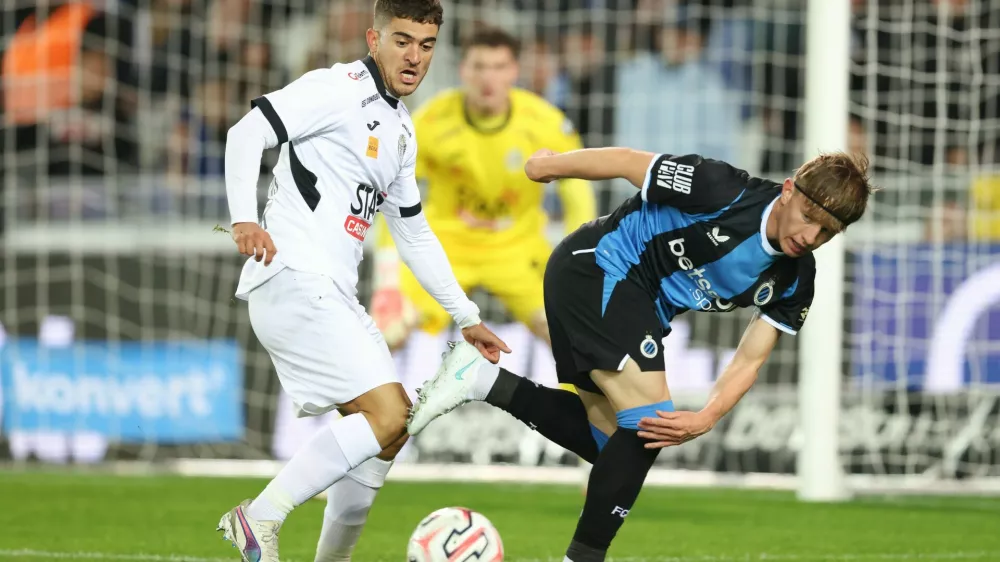 Lokeren's Jordi Palacios and Club's Tian Nai Koren fight for the ball during a soccer match between Club Brugge and KSC Lokeren, Saturday 17 October 2026 in Brugge, a game in the 1/16 final of the Croky Cup Belgian cup competition.,Image: 1144187564, License: Rights-managed, Restrictions:, Model Release: no 