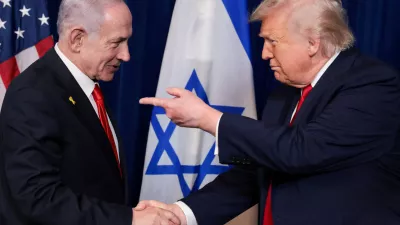 Benjamin Netanjahu se rokuje z Donaldom Trumpom. 
