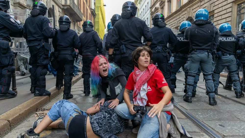 Italijanska policija in protestniki