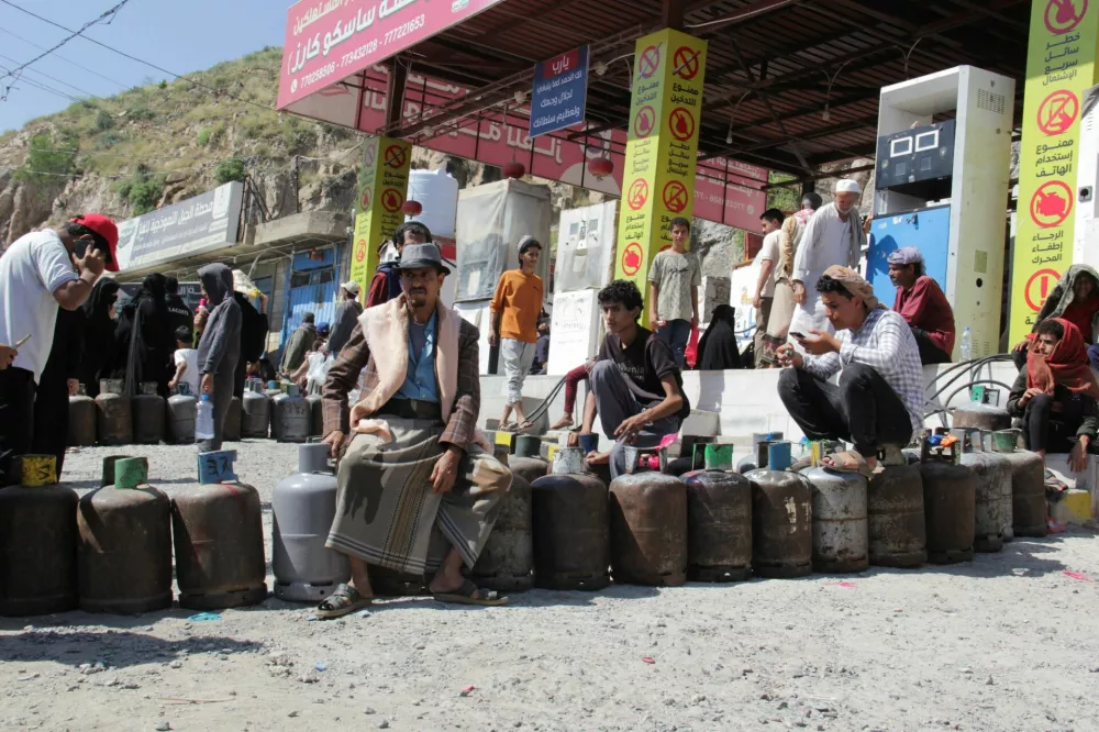People wait at a gas station to fill up cooking gas cylinders in the southwestern city of Taiz, Yemen October 19, 2026. REUTERS/Anees Mahyoub