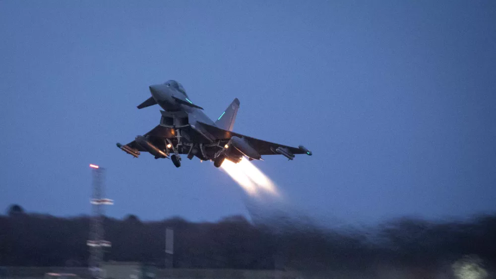 HANDOUT - 24 February 2022, United Kingdom, London: A handout picture issued by the UK Ministry of Defence shows a RAF Eurofighter Typhoon jet taking of from the Royal Air Force Coningsby as UK forces are deployed in eastern Europe to bolster NATO's eastern front. Photo: Sac Maryanne Williams Raf/UK Ministry of Defence via PA Wire/dpa - ACHTUNG: Nur zur redaktionellen Verwendung und nur mit vollst&auml;ndiger Nennung des vorstehenden Credits