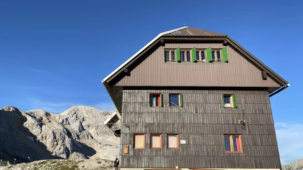 Staničev dom pod Triglavom, gorska koča, poleti
