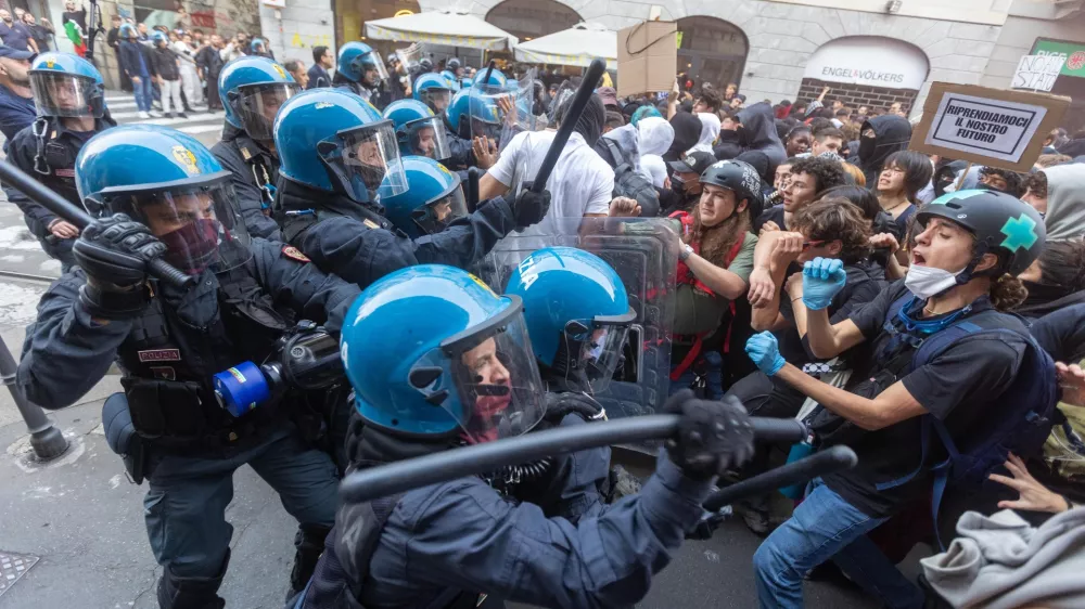 Police confront "Italia in Piazza" protesters in Milan, Italy, on Saturday, Oct. 17, 2026. (Stefano Porta/LaPresse via AP)