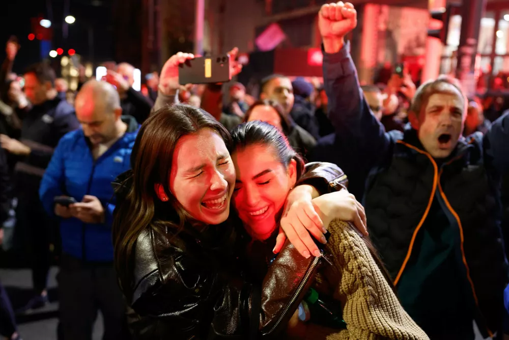 People celebrate after Aleksandar Vucic, leader of the right-wing Serbian Progressive Party (SNS) conceded defeat in the parliamentary election in Belgrade, Serbia, Sunday, Oct. 25, 2026. (AP Photo/Marko Drobnjakovic) / Foto: Marko Drobnjakovic