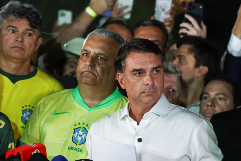Brazilian presidential candidate Flavio Bolsonaro of the Liberal Party (PL) arrives to speak after losing the presidential runoff election, in Brasilia, Brazil October 25, 2026. REUTERS/Agustin Marcarian / Foto: Agustin Marcarian