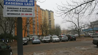 - parkirišče Kogojeva ulica v Šiški - okoli 300 parkirišč pred blokom ob Kogojevi ulici in ulici Ob žici želi podjetje Avto Lap stanovalcem namestiti parkirne zapore in parkiranje zaračunati - parkirne zapornice //FOTO: Luka Cjuha