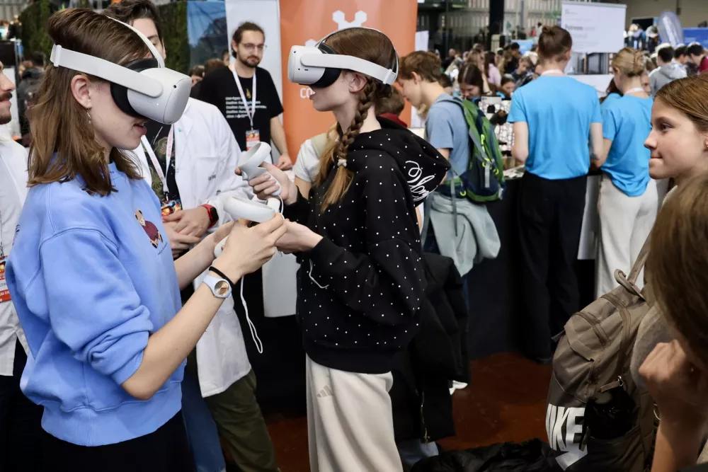 Kako bo videti prihodnost? Samovozeči dostavni robot in laboratorij v virtualni resničnosti