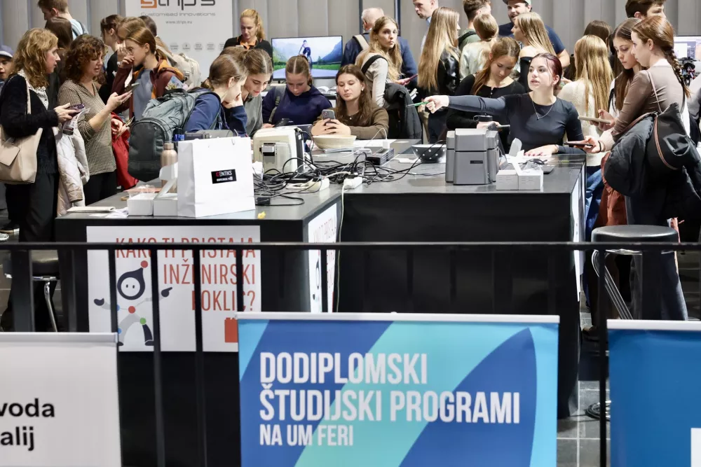 Kako bo videti prihodnost? Samovozeči dostavni robot in laboratorij v virtualni resničnosti