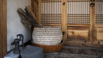 There are wooden baskets and wooden bowls on the floor of a Hanok house..