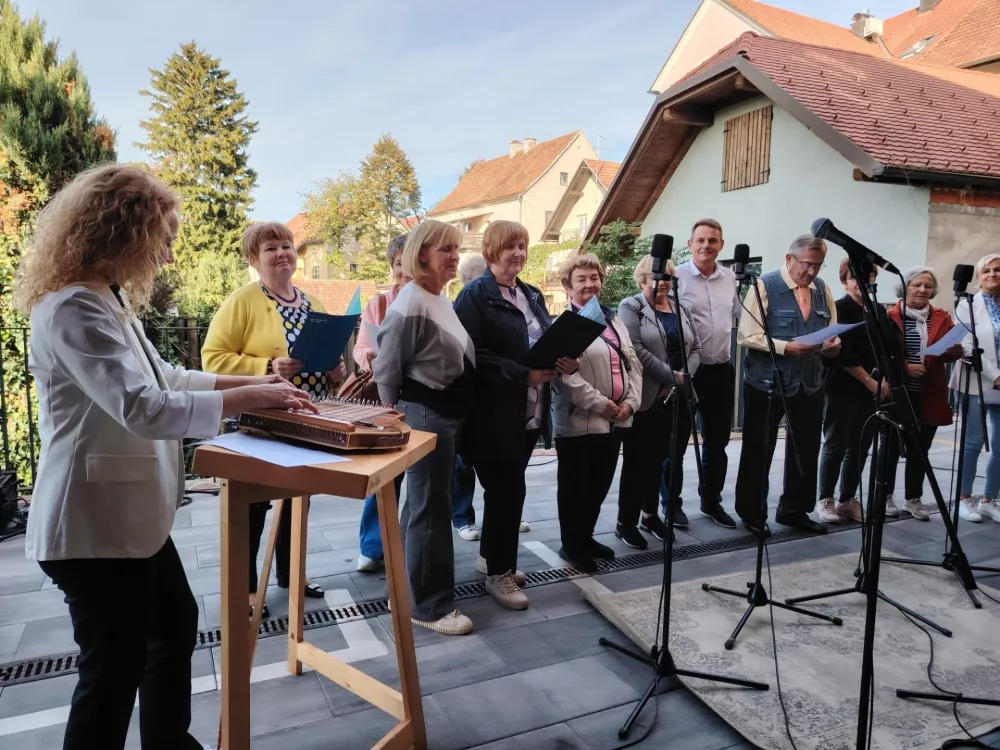 LU&Scaron;Tni pevci s citrarko Jasmino Levičar, z njimi je zapel tudi &scaron;entjurski župan Marko Diaci. Foto Mojca Marot / Foto: Mojca Marot