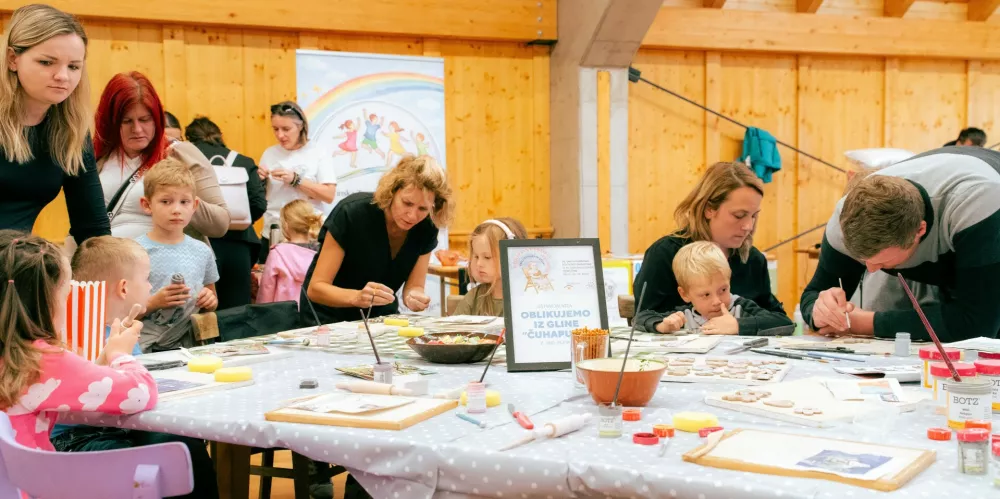 Najmlaj&scaron;i so s pomočjo Ane Plevnik ustvarjali z glino. Foto Žan Černič / Foto: Žan Černič