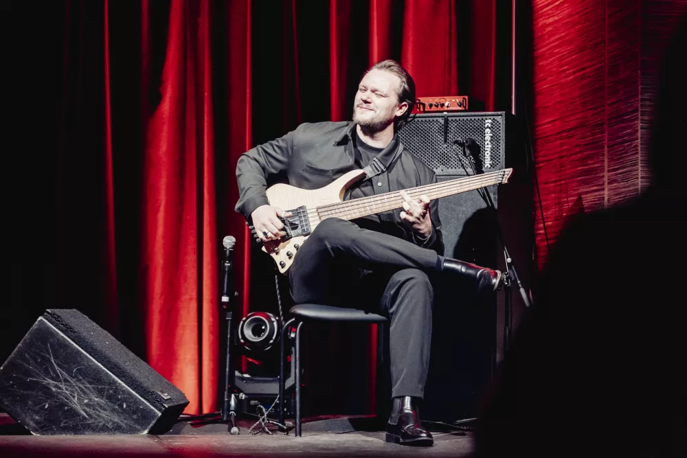 Jo&scaron;t Lampret je bas kitari namenil osrednjo melodično in harmonsko vlogo. F Aleksandar Domitrica