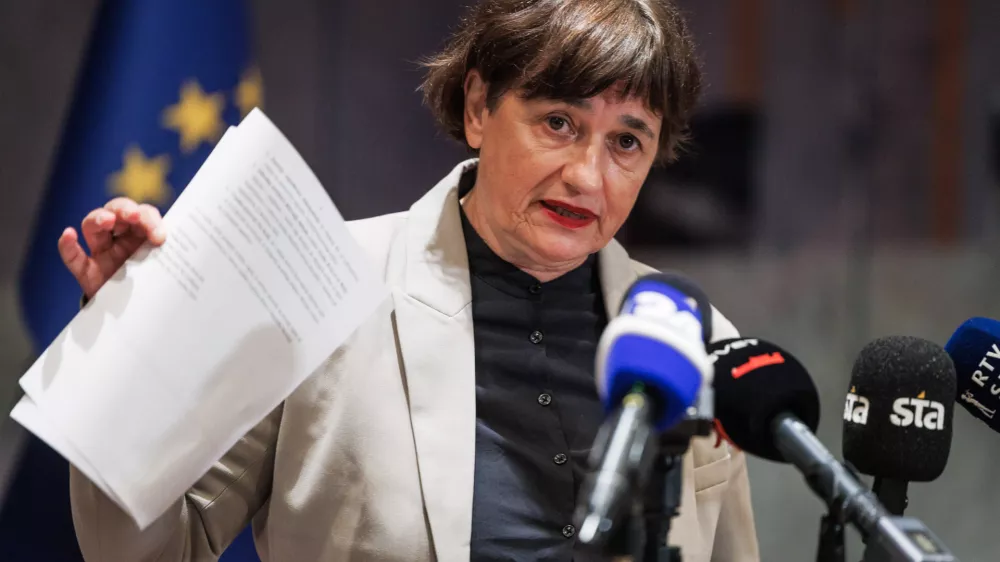 Ljubljana, DZ.Izjava poslanke Levice Natase Sukic o kazenski ovadbi predsednika Demokratov Anzeta Logarja in ozjega vodstva stranke ter ministra Jerneja Vrtovca in Tadeja Ostrca.