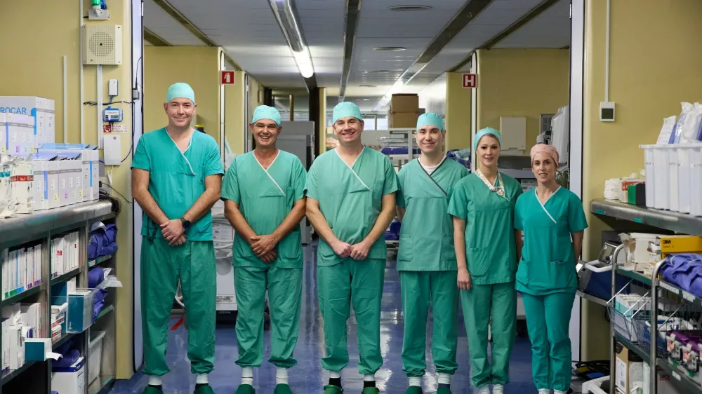 Del multidisciplinarne ekipe: (od leve proti desni)abdominalna kirurga Miha Petrič in Blaž Trotov&scaron;ek, gastroenterolog David Drobne, anesteziolog Sergej Godec ter operacijski medicinski sestri Maja Grozde in Eva Zalar Strmčnik. / Foto: Žan Rutar