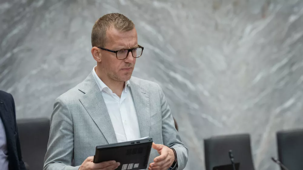 Ljubljana, DZ.Izredna seja DZ, na kateri so predstavili proracunski memorandum 2027-2028, predlog sprememb proracuna RS za leto 2027 in predlog proracuna RS za leto 2028.Poslanec Resnice Boris Mijic.