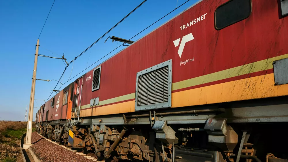 The locomotive of a Transnet SOC Ltd. freight train transports wagons of coal from the Mafube open-cast coal mine, operated by Exxaro Resources Ltd. and Thungela Resources Ltd., towards Richard's Bay coal terminal, in Mpumalanga, South Africa on Thursday, Sept. 29, 2022. South Africa relies on coal to generate more than 80% of its electricity, and has been subjected to intermittent outages since 2008 because state utility Eskom Holdings SOC Ltd. can't meet demand from its old and poorly maintained plants. Photographer: Waldo Swiegers/Bloomberg via Getty Images / Foto: Bloomberg
