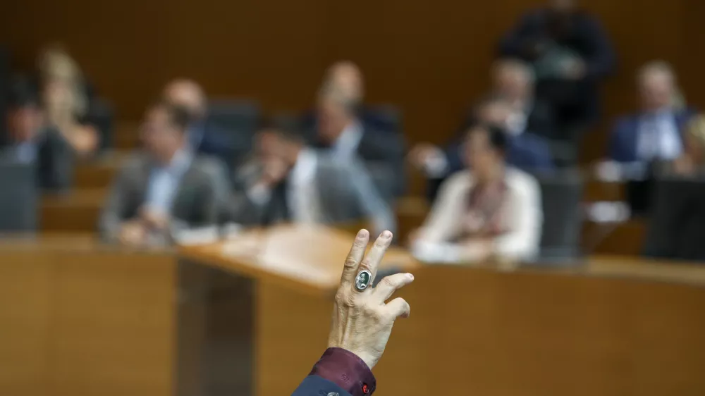 Simbolična fotografija - dvig roke21.9.2026 - začetek redne seje DZ z glasovanjem o zahtevi skupine poslank in poslancev, Državni zbor redna sejaFoto: Luka Cjuha