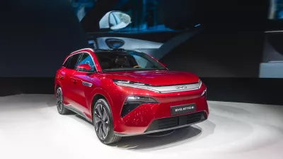 BYD Atto 8: Sedemsedežni električni SUV bo imel lahko doseg do 653 kilometrov, s hitrim polnjenjem pa bo baterije od 10 do 70 odstotkov mogoče napolniti v samo 5 minutah, do 97 odstotkov pa vsega v devetih.