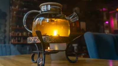 Golden hour tea ritual featuring herbal tea in a glass teapot symbolizing harmony warmth and shared moments of joy. Tranquil tea moment with herbal infusion in a clear teapot surrounded. / Foto: Ivan Murauyou Getty Images