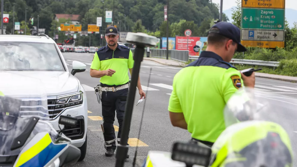 - Policist motorist, - policijska kontrola prometa,- 01.07.2026. - predstavitev preventivne kampanje #častnaprometna, s katero želi Policija udeležence v cestnem prometu spodbuditi, naj prepoznajo svoje prometne razvade in jih spremenijo v dobre navade.Robert Vehovec iz Uprave uniformirane policije na Generalni policijski upravi, je predstavil:- ključne podatke o prometni varnosti v poletnih mesecih,- najpogostej&scaron;e dejavnike tveganja za najhuj&scaron;e prometne nesreče,- namen in potek kampanje #častnaprometna,- način sodelovanja javnosti prek spletne strani kampanje,- policijske aktivnosti v poletni turistični sezoni.//FOTO: Bojan Velikonja